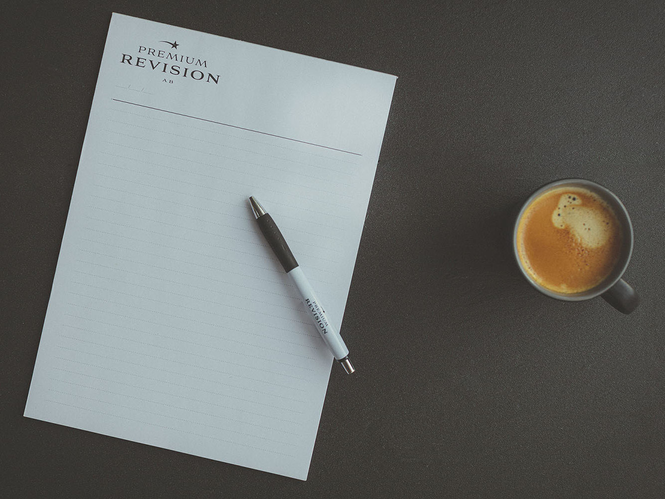 Premium Revision dokument med en penna och en kaffekopp